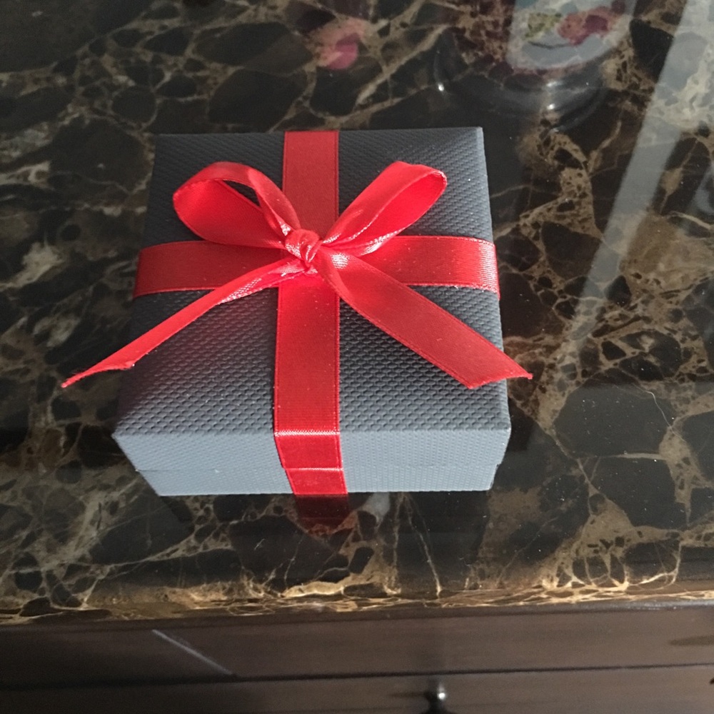 Necklace and earrings set - Picture 3 of 3